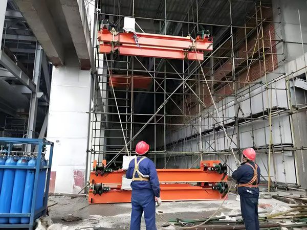 过轨起重机  